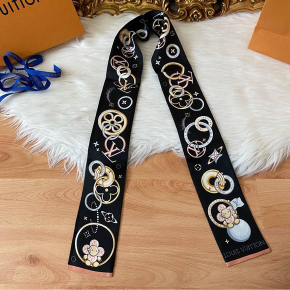 Louis Vuitton Silk Vivienne  and Beyond Bandeau - Picture 12 of 15